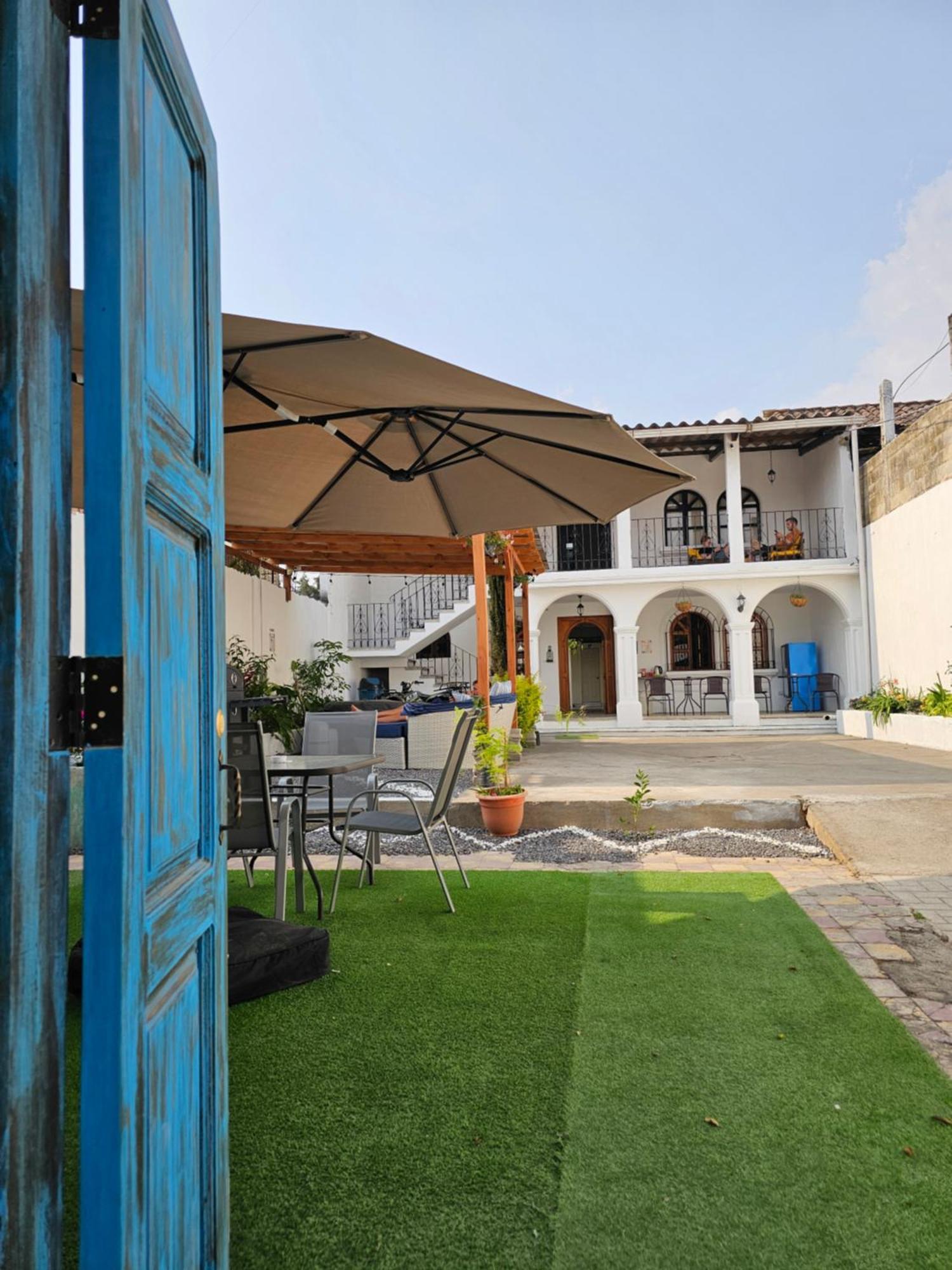 Blue Moon Hostel Antigua Exteriör bild
