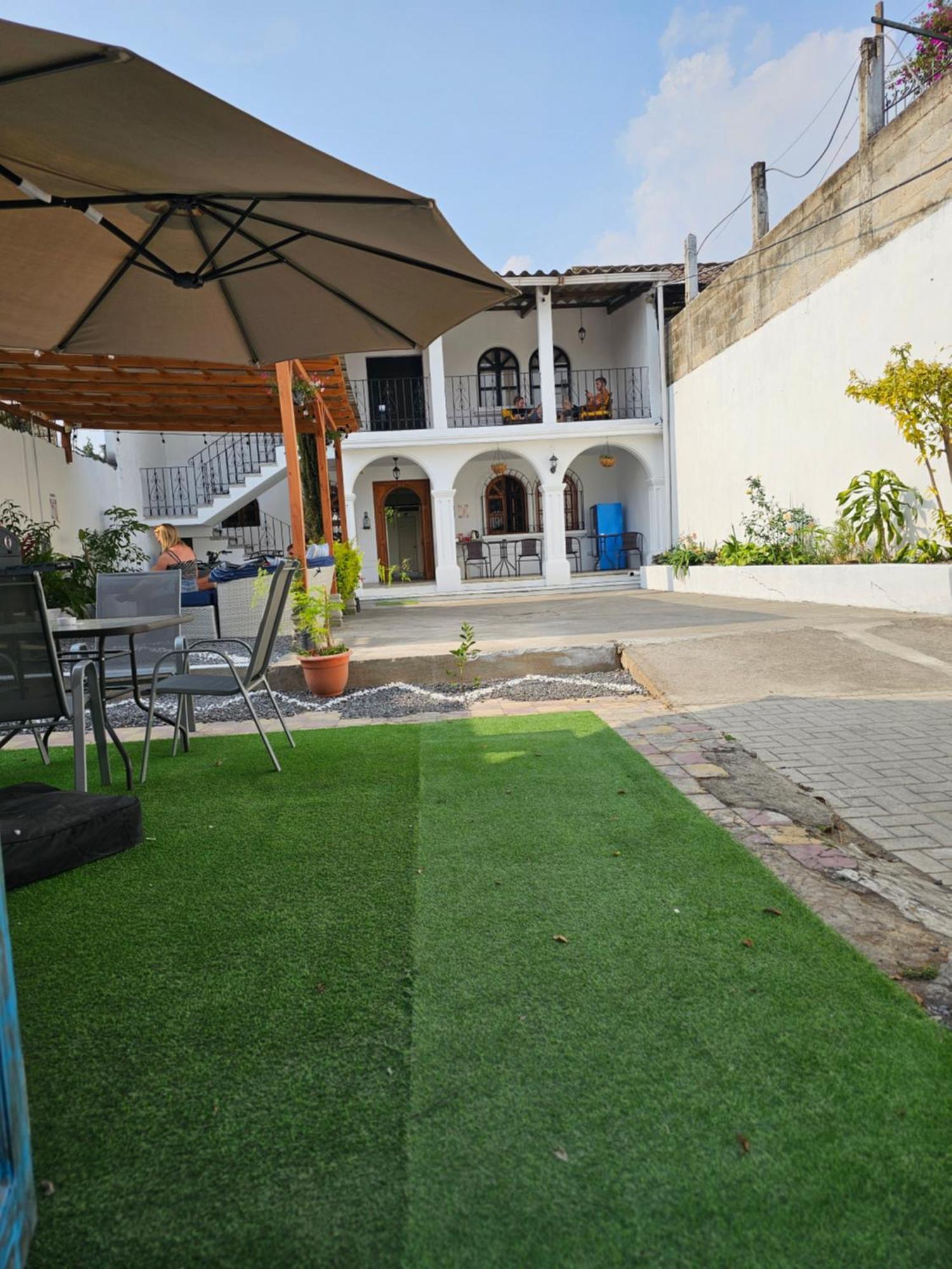 Blue Moon Hostel Antigua Exteriör bild
