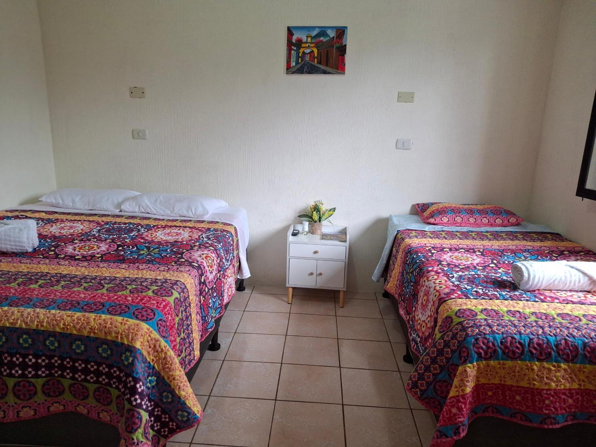 Blue Moon Hostel Antigua Exteriör bild