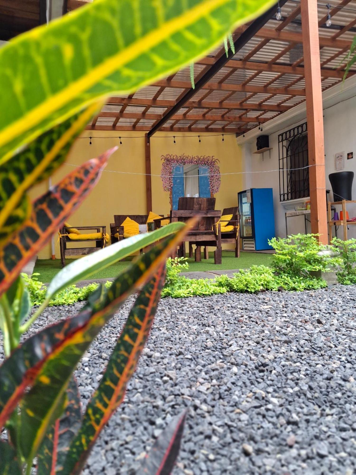 Blue Moon Hostel Antigua Exteriör bild
