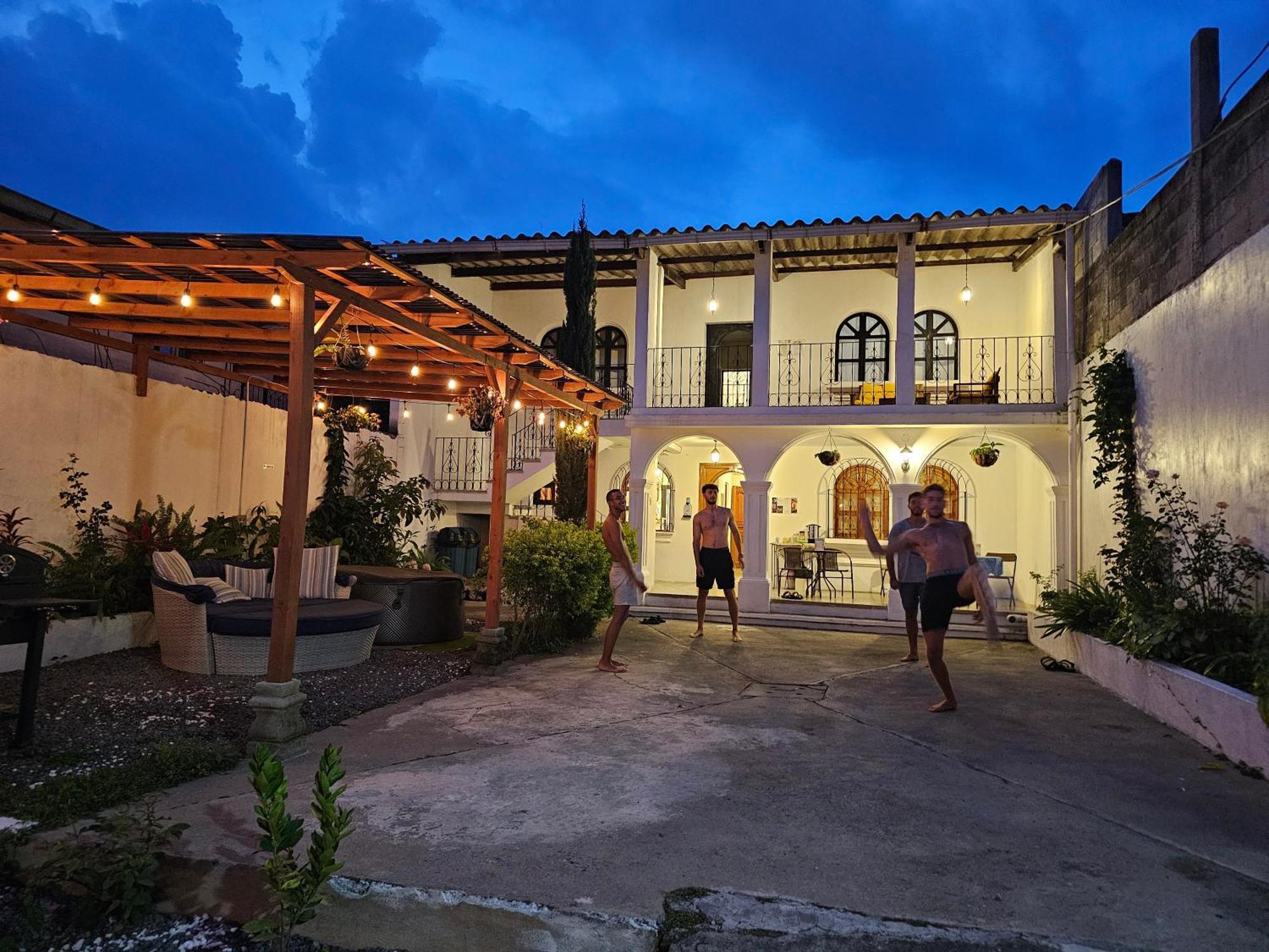 Blue Moon Hostel Antigua Exteriör bild